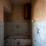 C�� anche un bagno, questo per� costruito pi� recentemente, con tanto di vasca e caldaia, i cui muri sono costituiti da maioliche di color celeste arricchite dal disegno di fiori